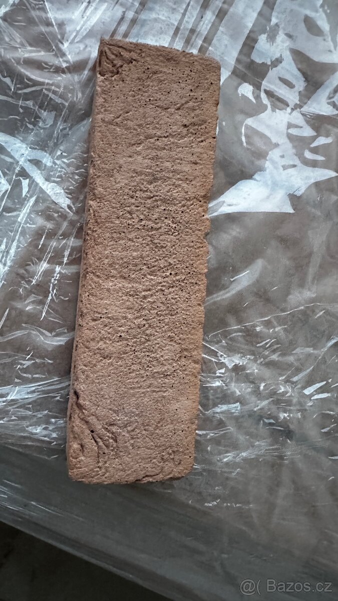 Betonový obklad cihla.