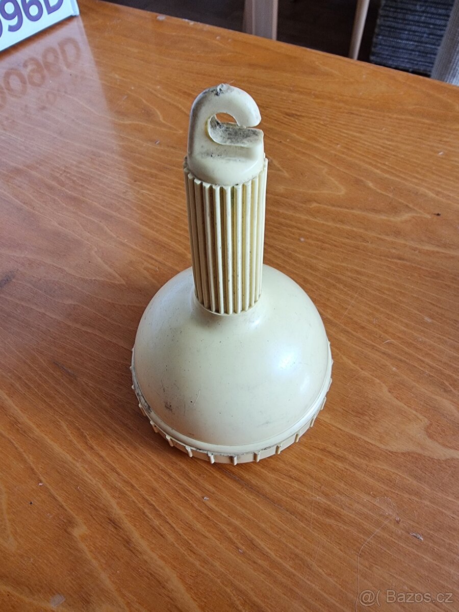 Závěsná lampička do auta