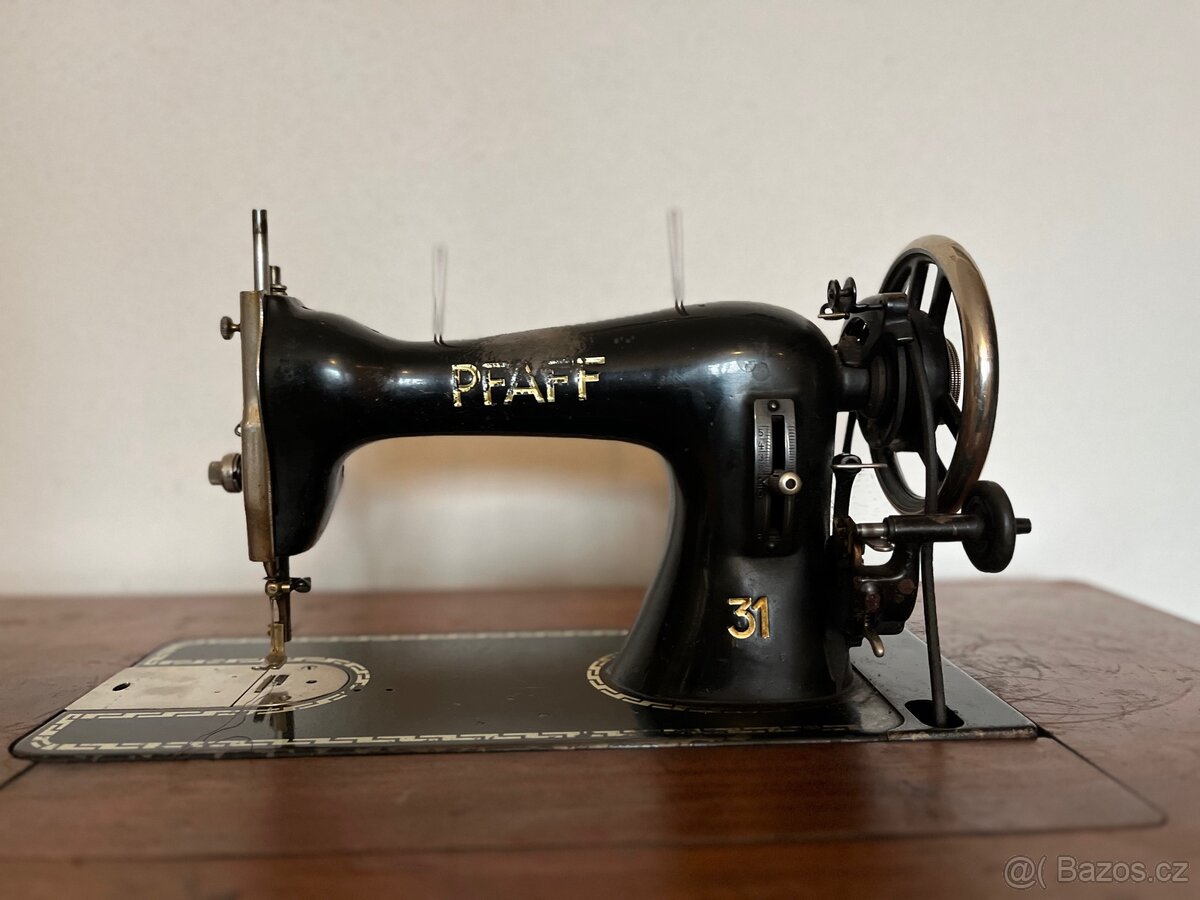 PFAFF 31 šicí stroj se stolkem