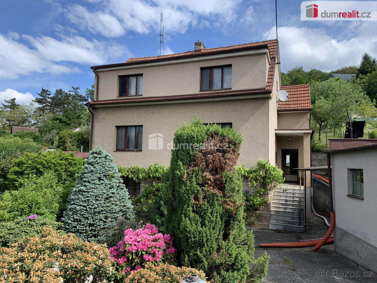 Prodej většího RD 5+2 se zahradou 1.150 m2, garáží, dílnou,