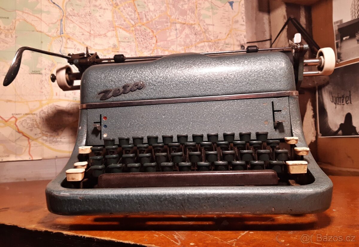 Psací stroj Zeta z roku 1957, kladívkový lak