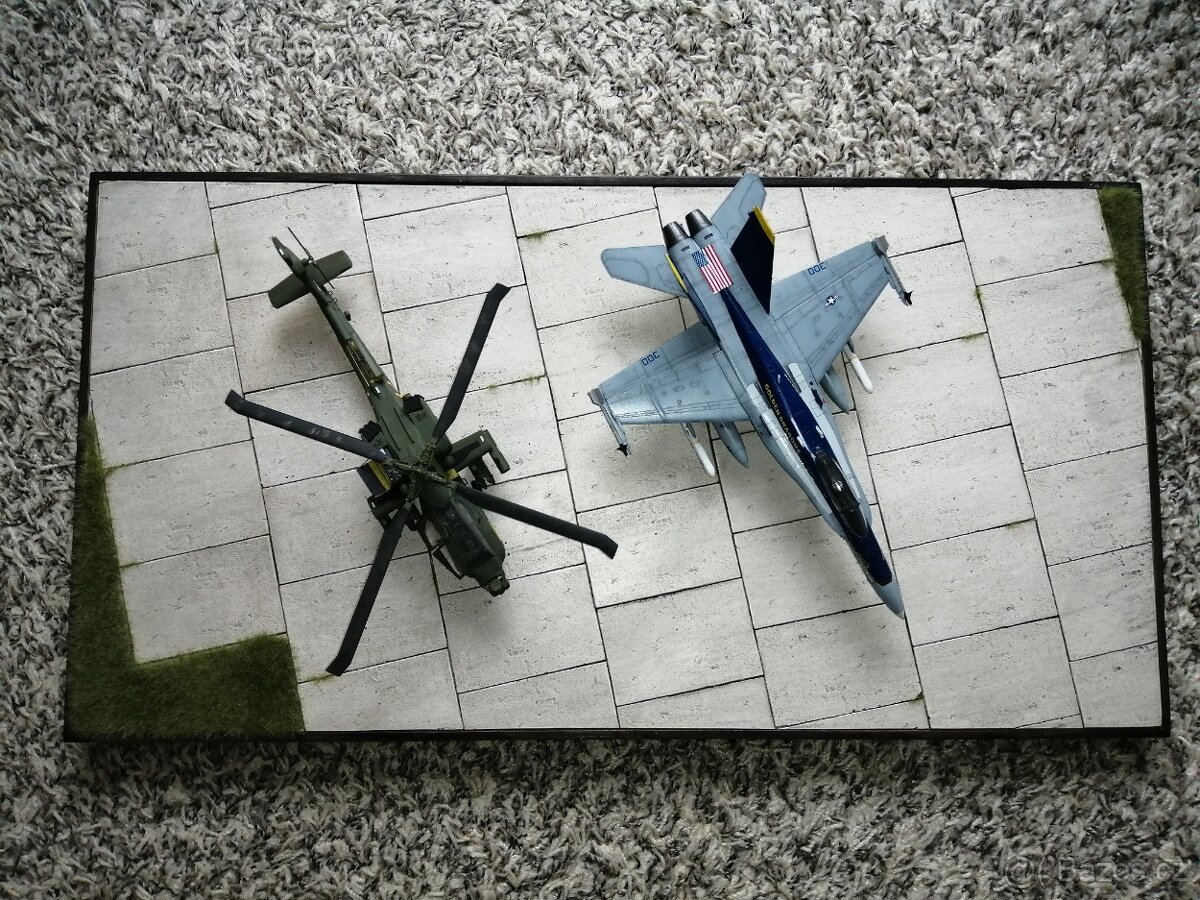 Slepený model AH-64 1/72 + podložka