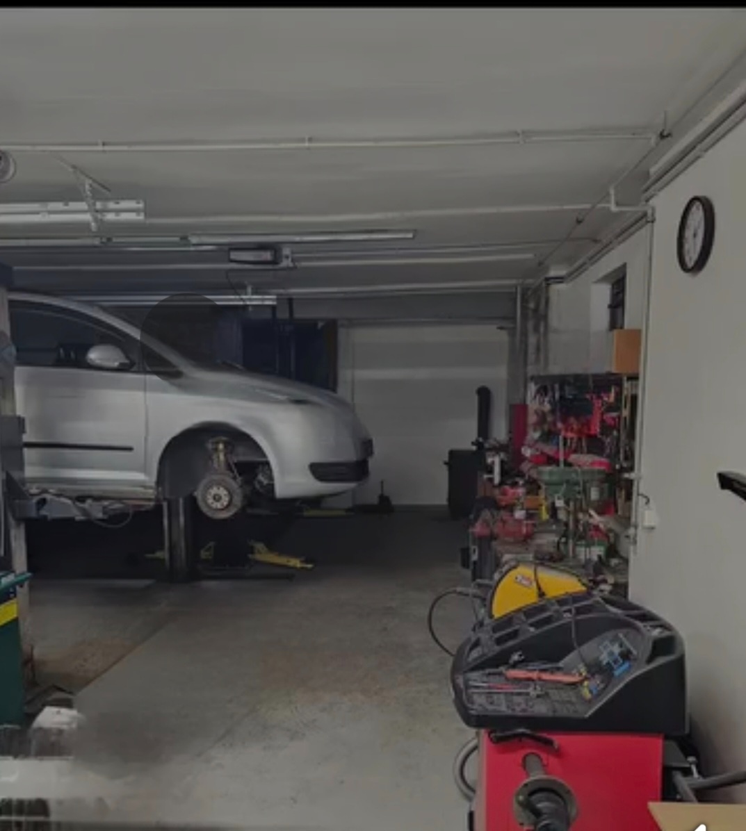 Přenechám zařízenou autodílnu + autobazar + pneuservis – Jin