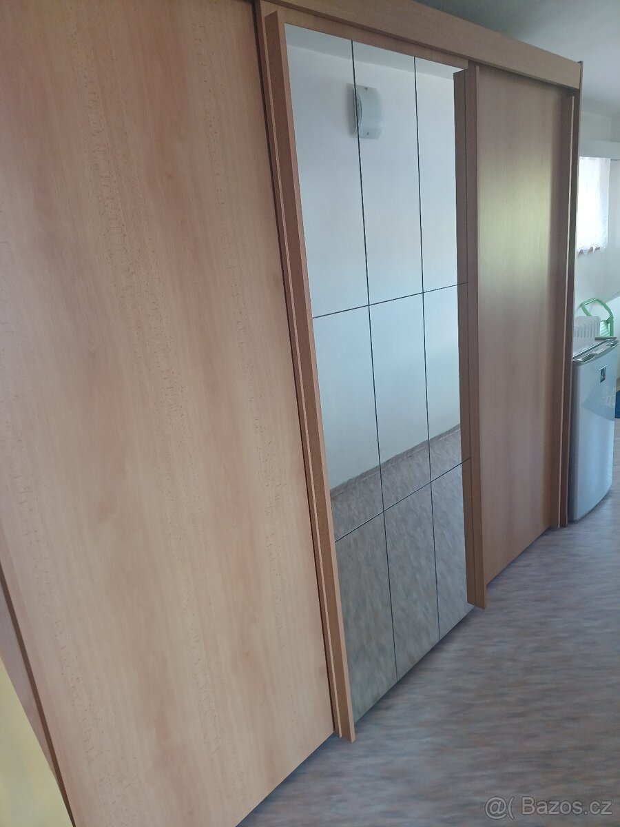 ŠATNÍ SKŘÍŇ s posuvnými dveřmi
