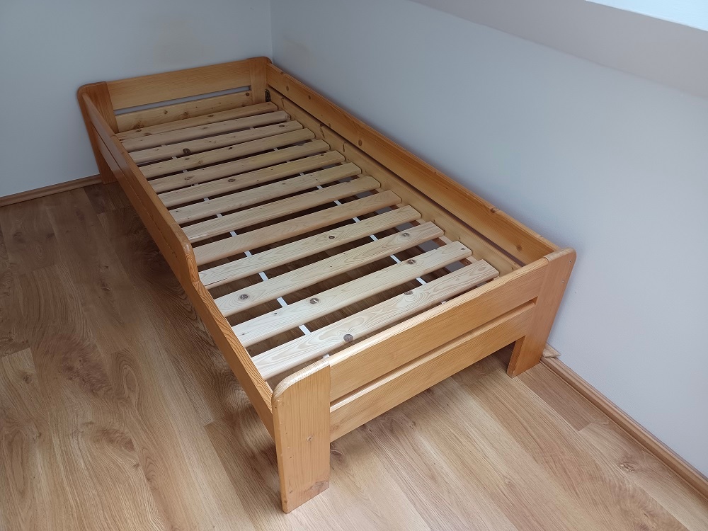 Postel s roštem z masivu