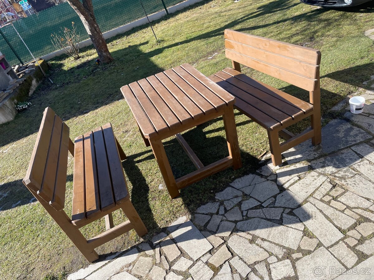 Masivní zahradní nábytek