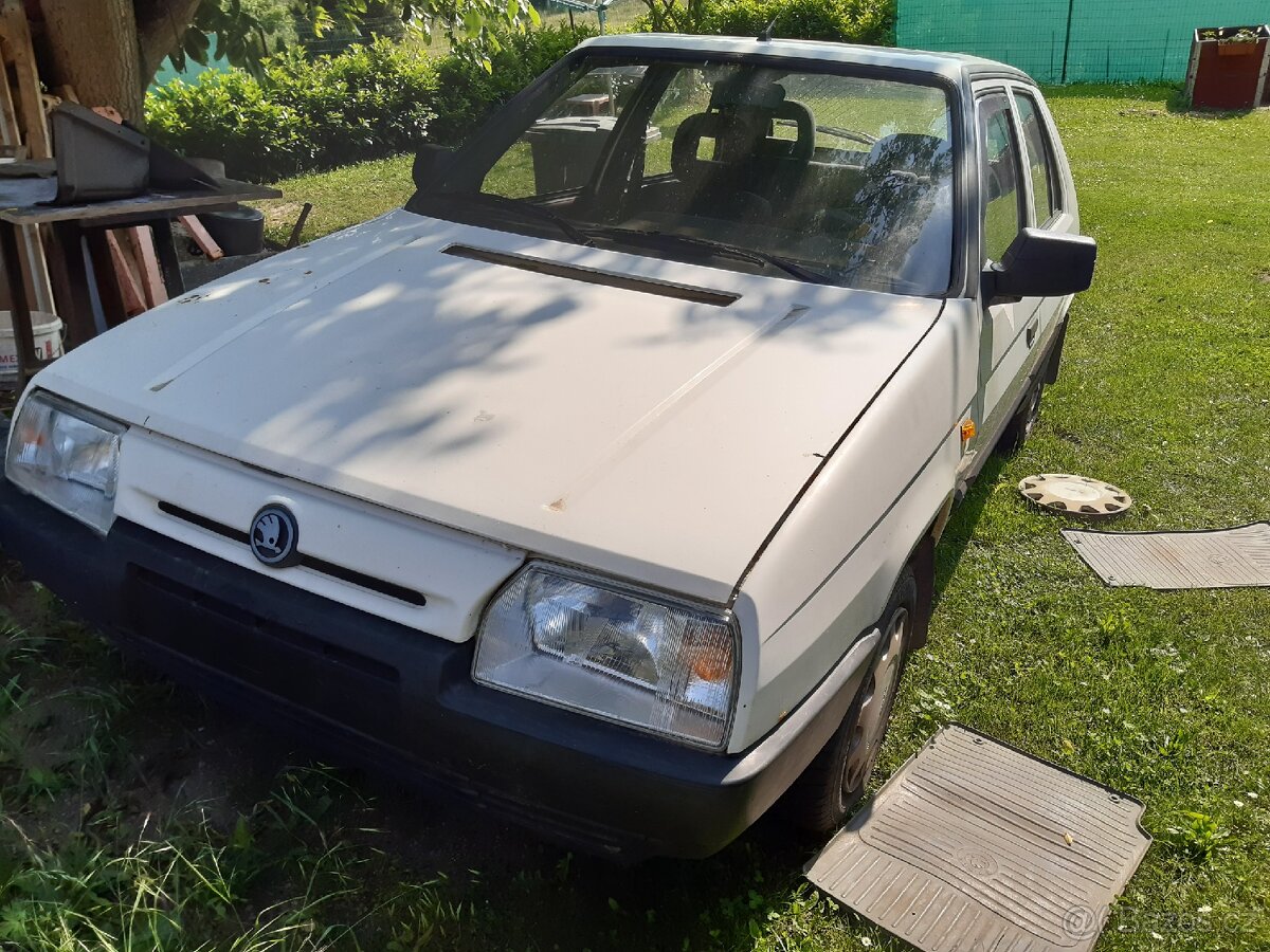 Sedačky a díly škoda favorit