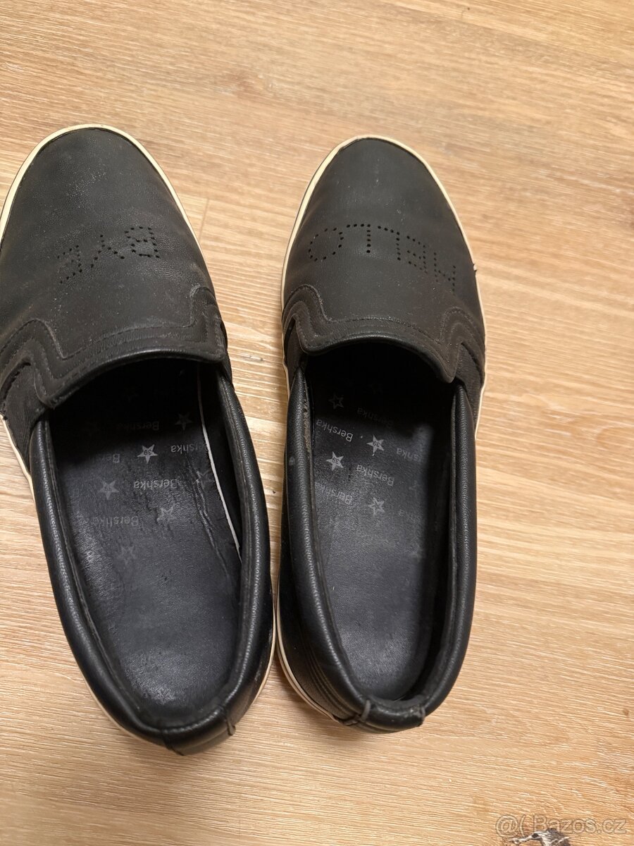 Nošené černé slipon boty