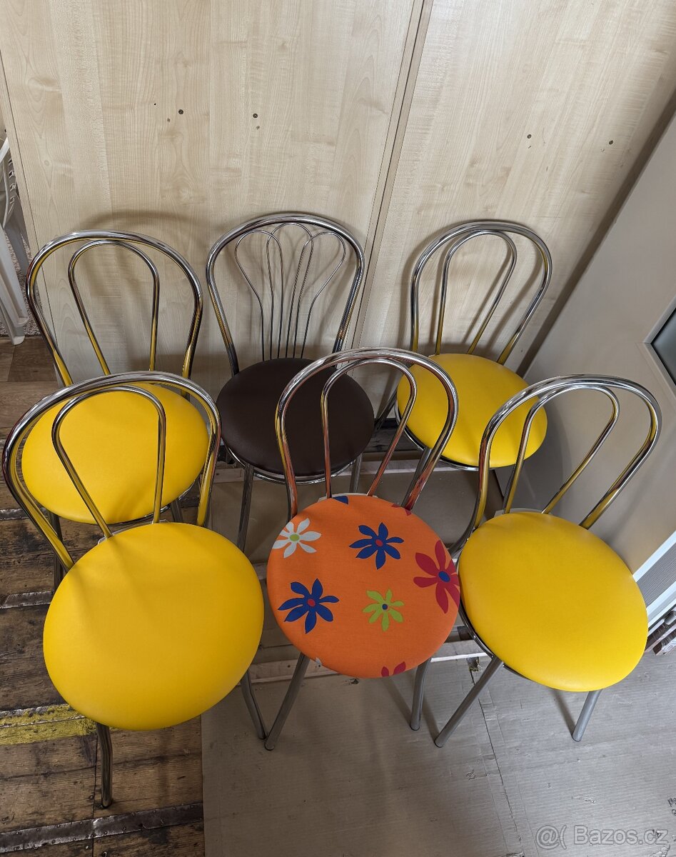 Nové kovové židle