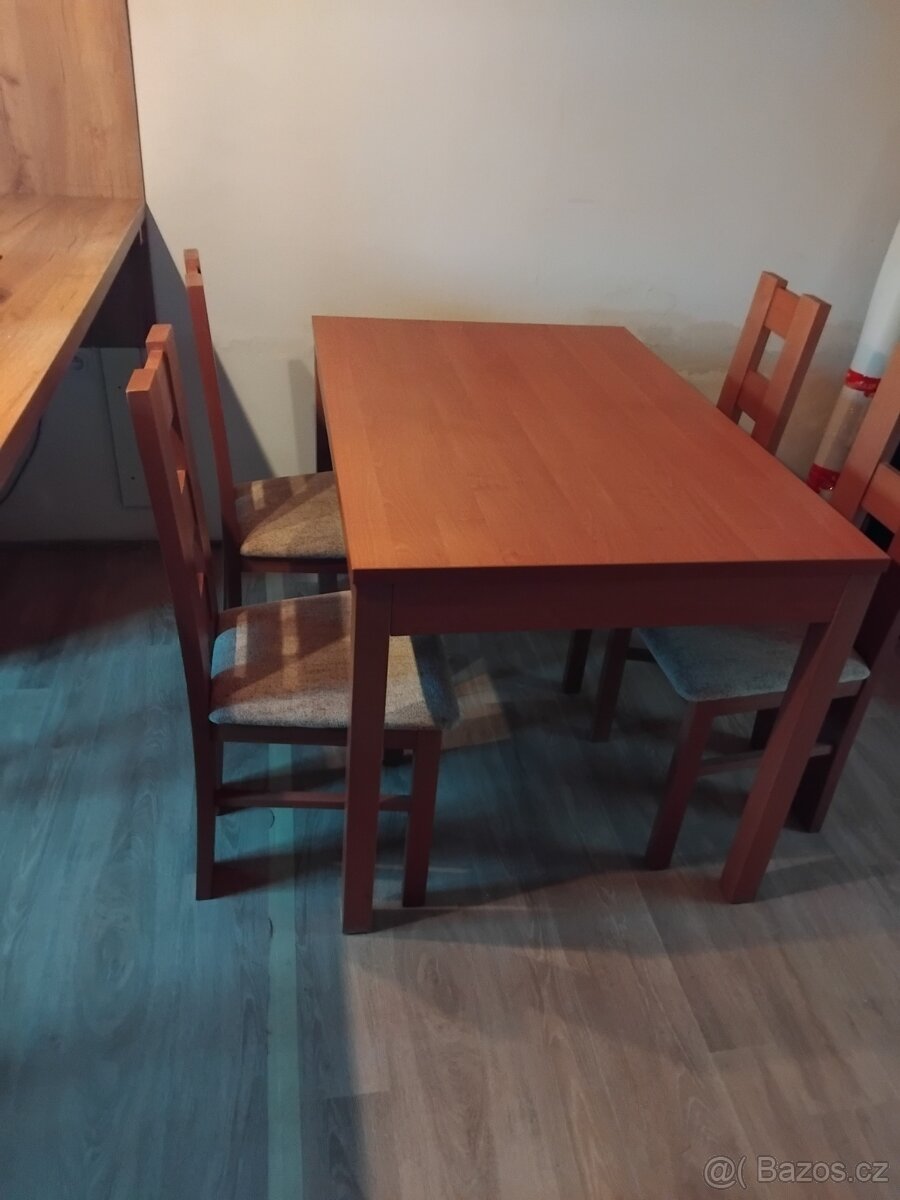Jídelní stůl a 4 židle