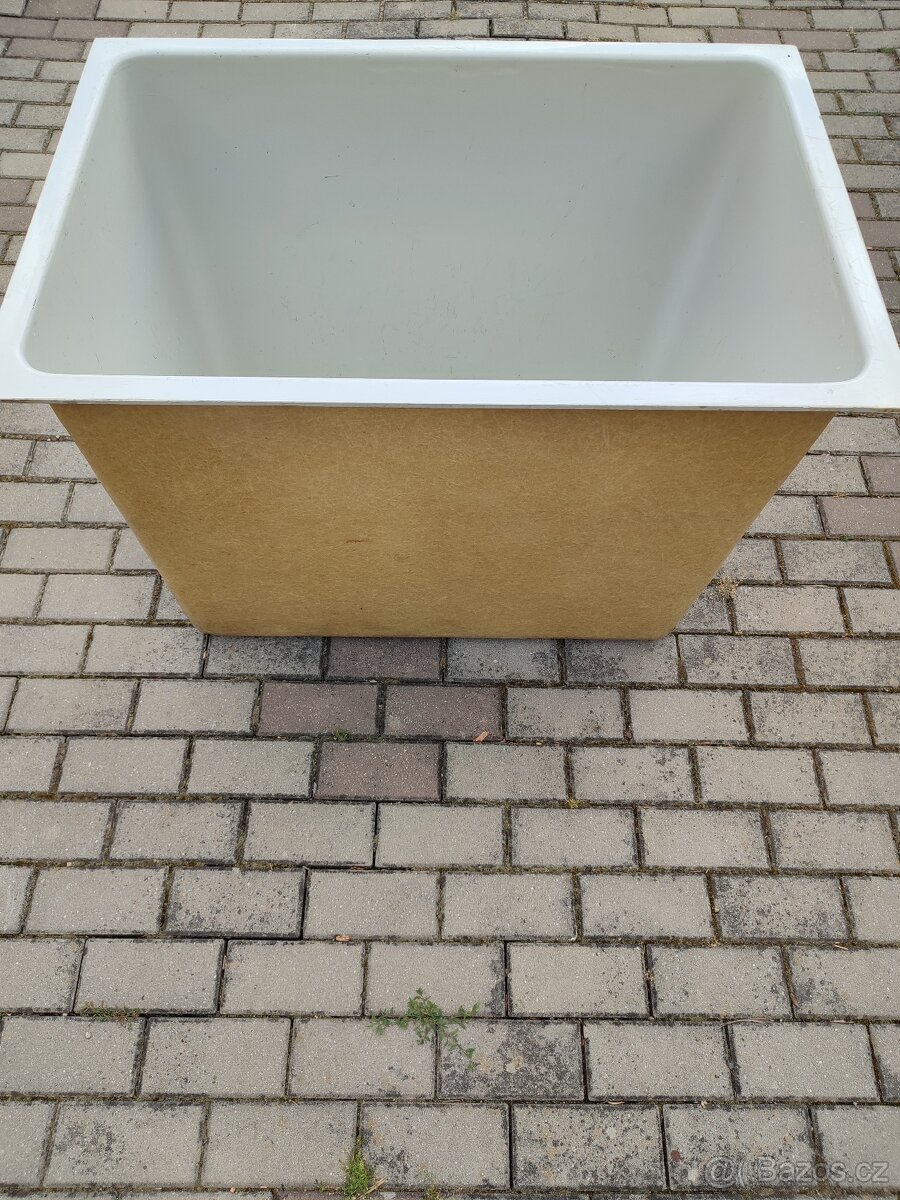 Obdélníková sklolaminátová vana -nádrž