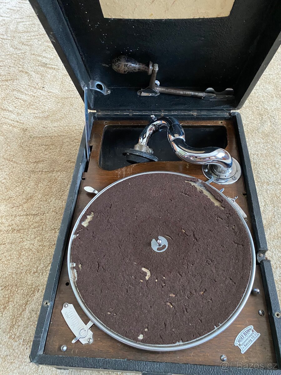 Prodám historický gramofon na kliku – na šelakové desky