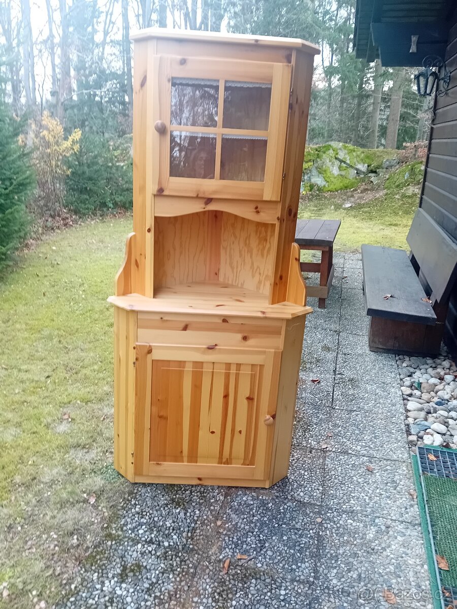 rohová vitrína borovice