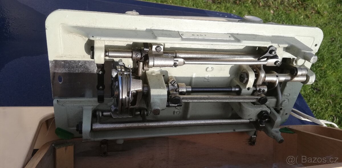 Starší šicí stroj IDEÁL.