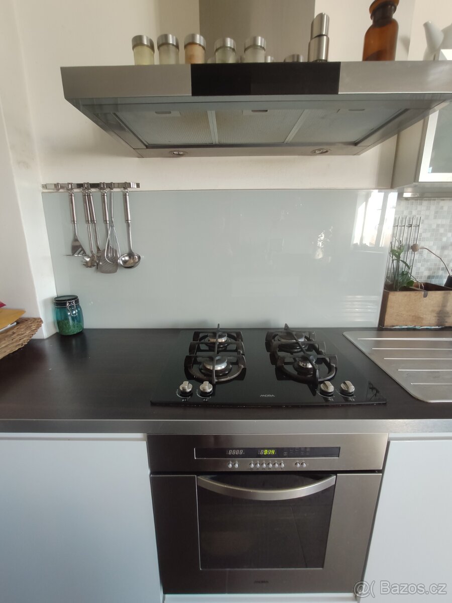 Sklo za varnou desku, kuchyňskou linku