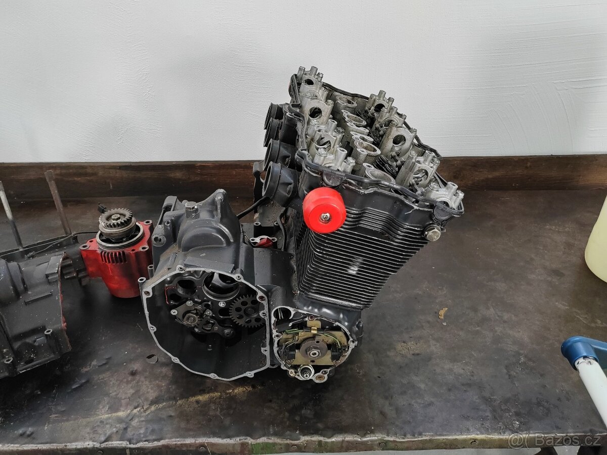 SUZUKI GSX-R 750 GR75A náhradní díly