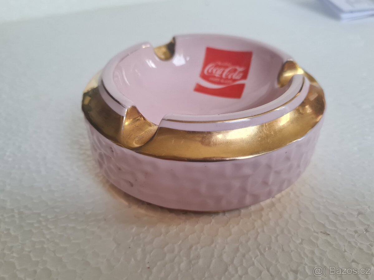 Popelník růžový porcelán, reklama Coca-Cola.