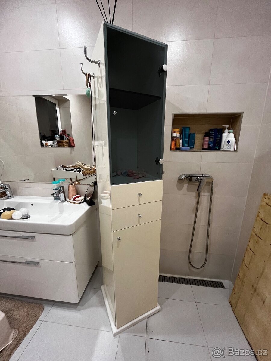 Koupelnová skříňka, zrcadlo do koupelny, věšák