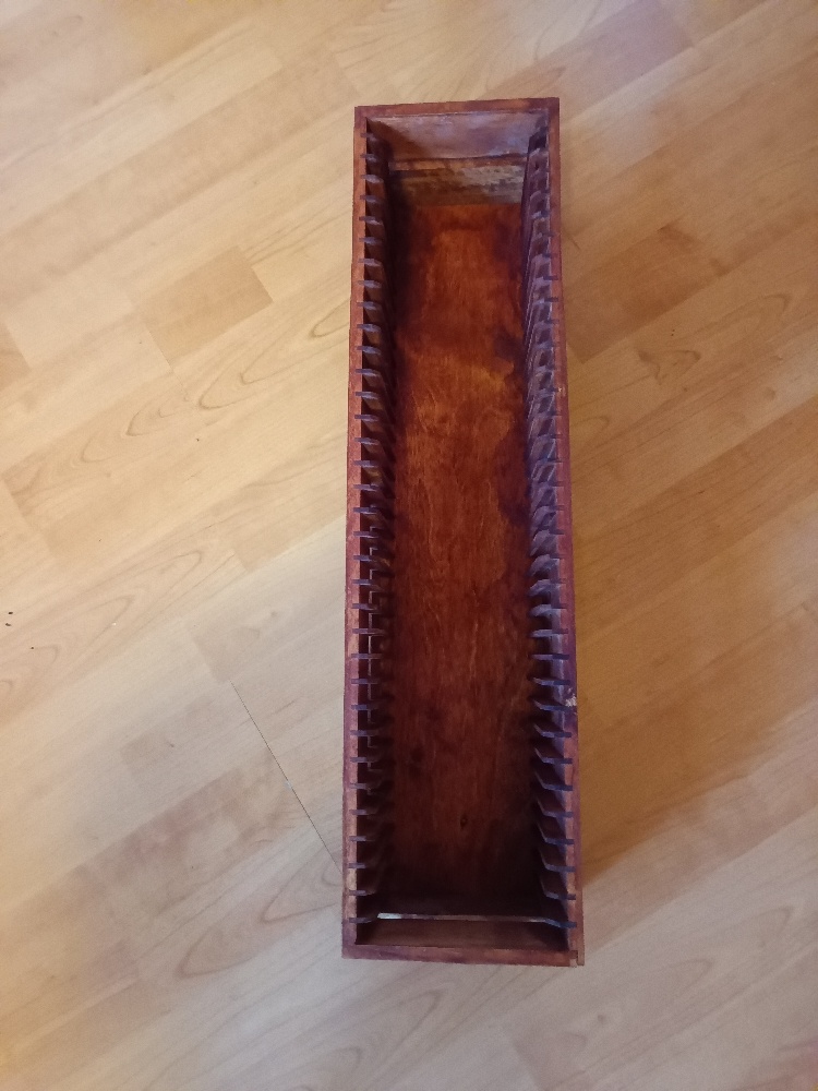 Dřevený stojan na CD