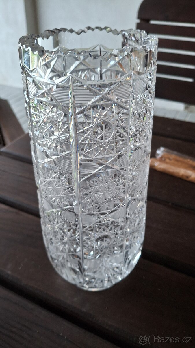 Broušená skleněná váza