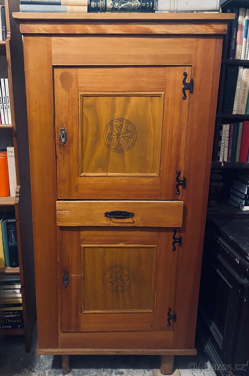Dřevěná skříň masiv - venkovský styl