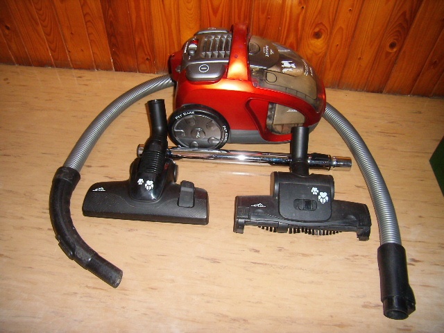 Prodám BEZSÁČKOVÝ VYSAVAČ ETA