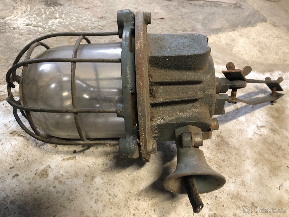 Retro lampa litinová.