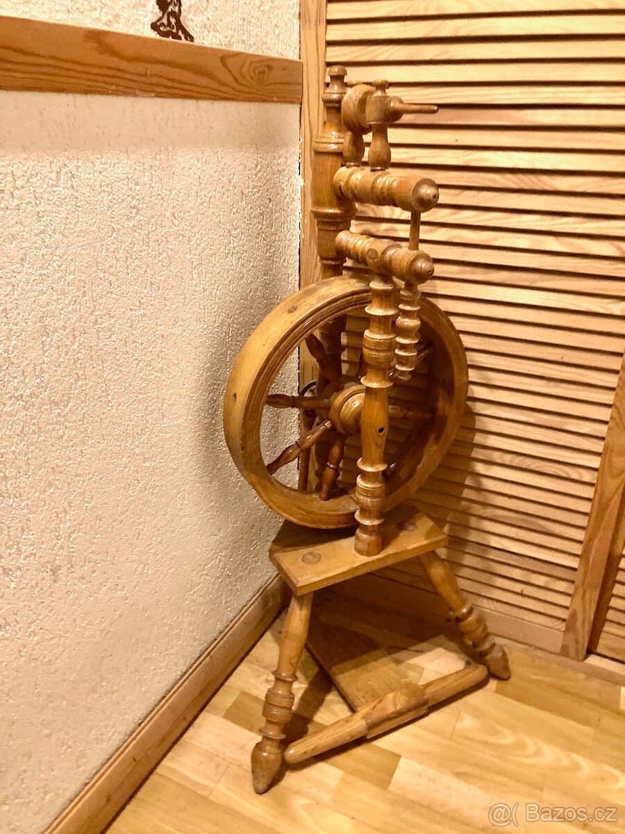 Kolovrat - lakovaná borovice