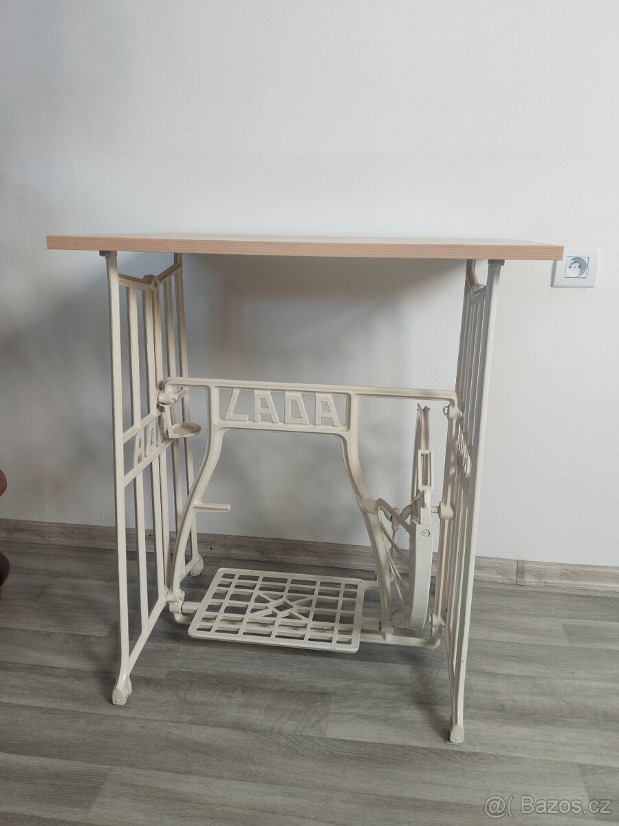 Šlapací šicí stroj Lada