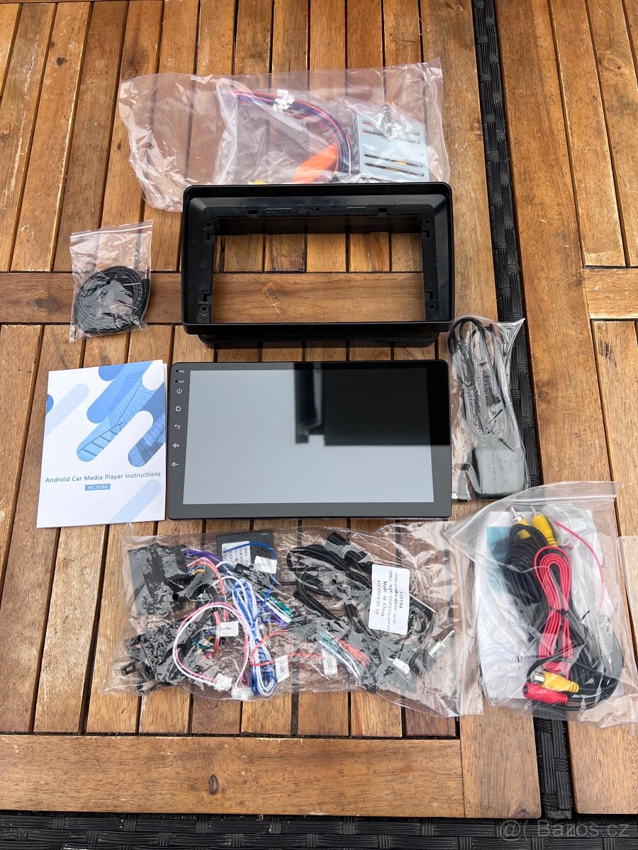 multimediální autorádio s dotykovou obrazovkou