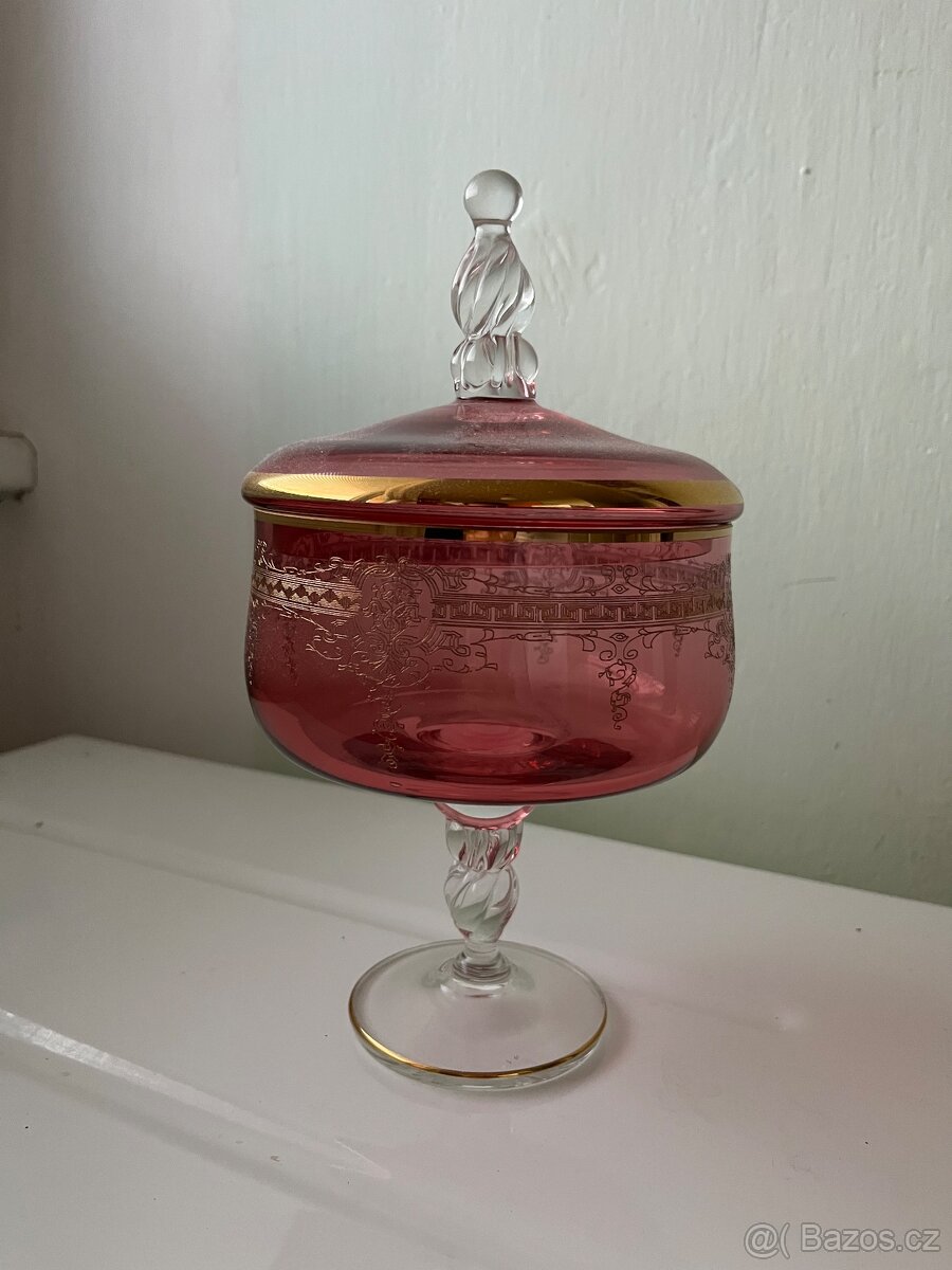 Skleněná konfetnice