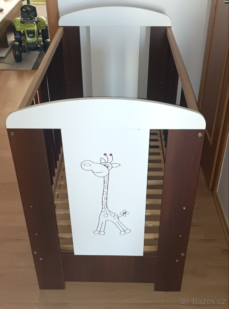 Dětská postýlka s motivem safari žirafky