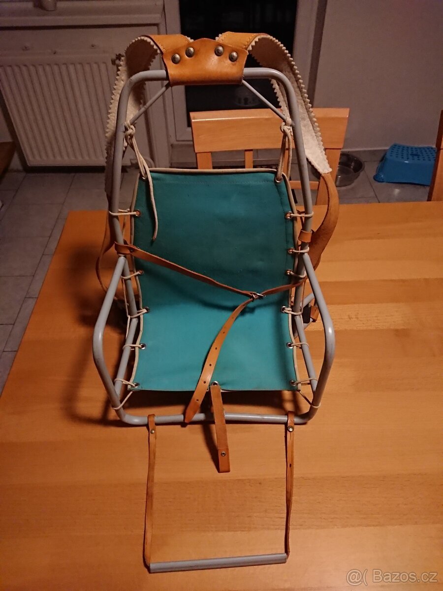 Retro dětská turistická sedačka.