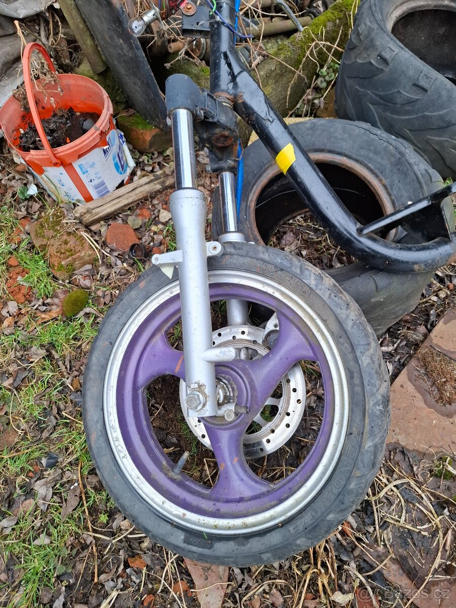 Kolo s pneu skutr 130/60-13 MC vidlicí,kotoučová brzda.