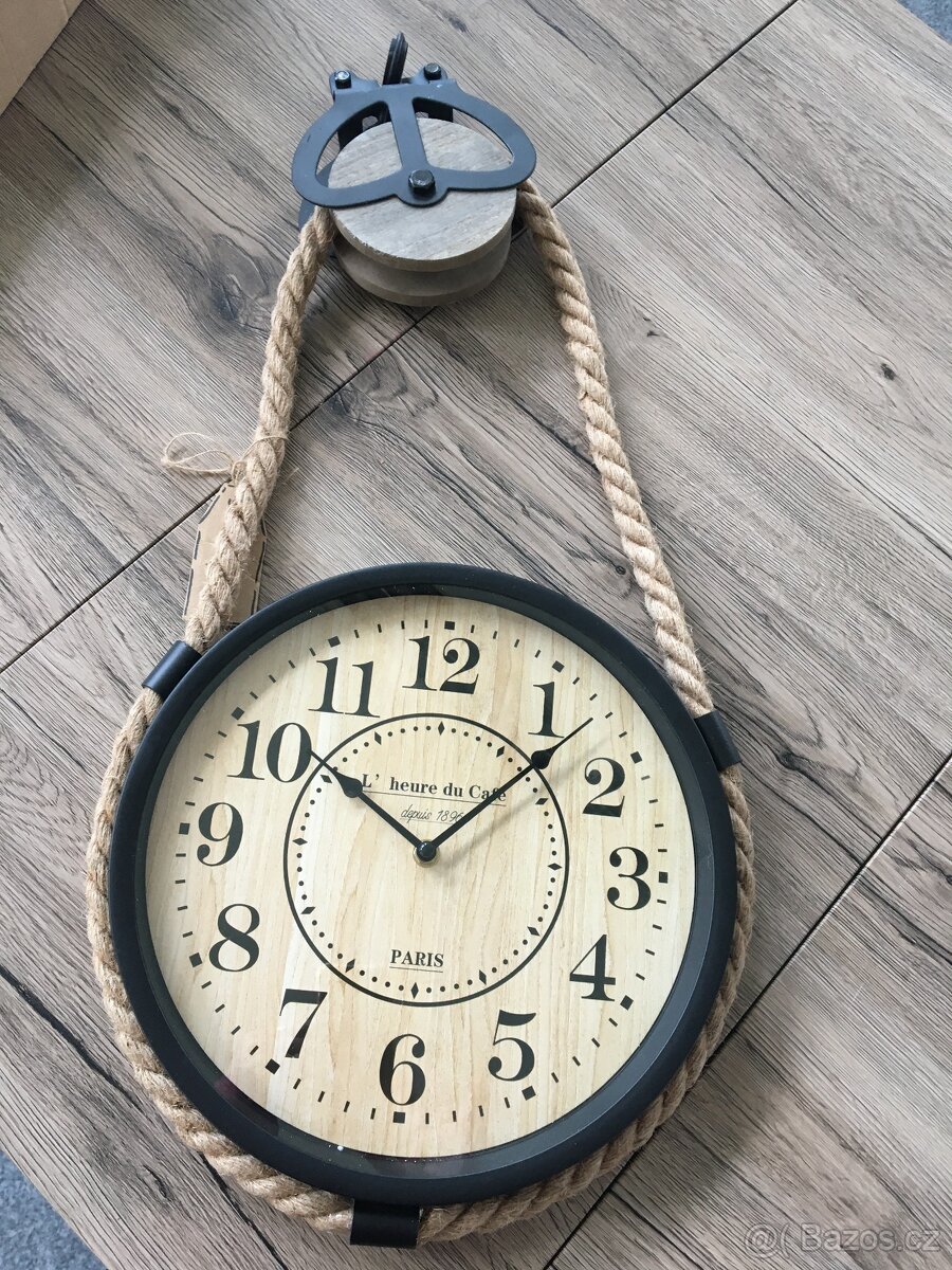 Nástěnné retro hodiny