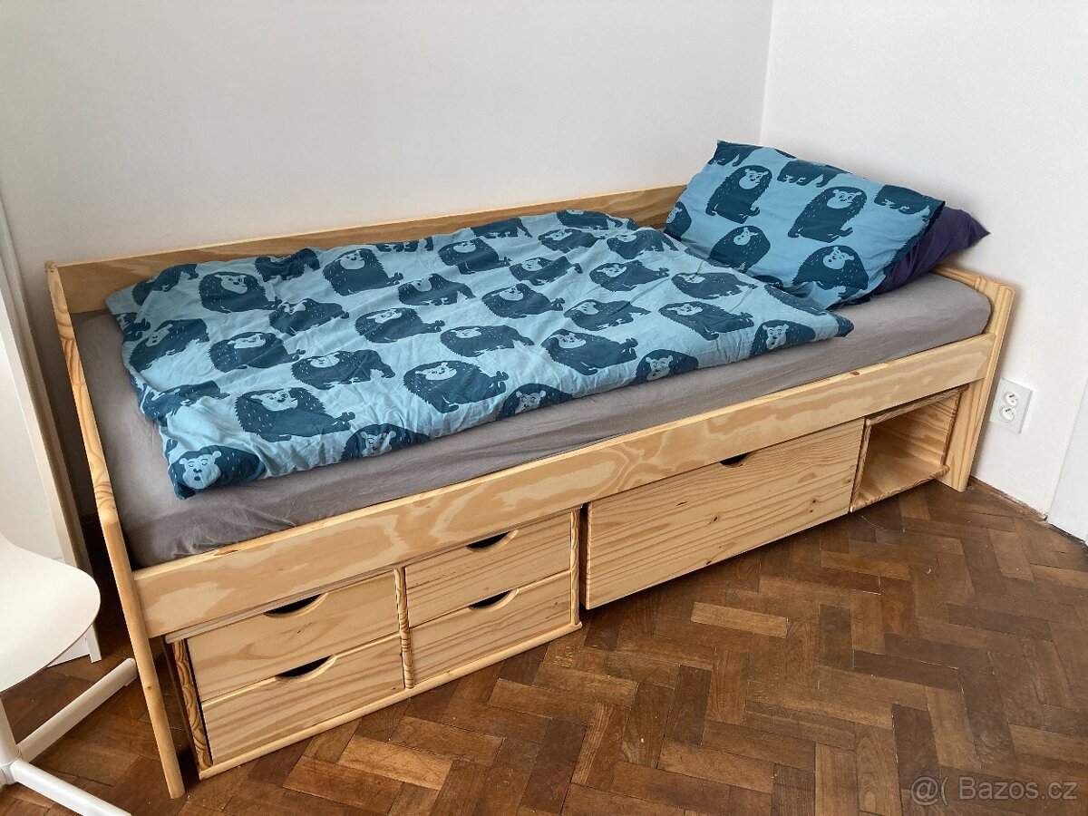 Dřevěná postel s úložným prostorem