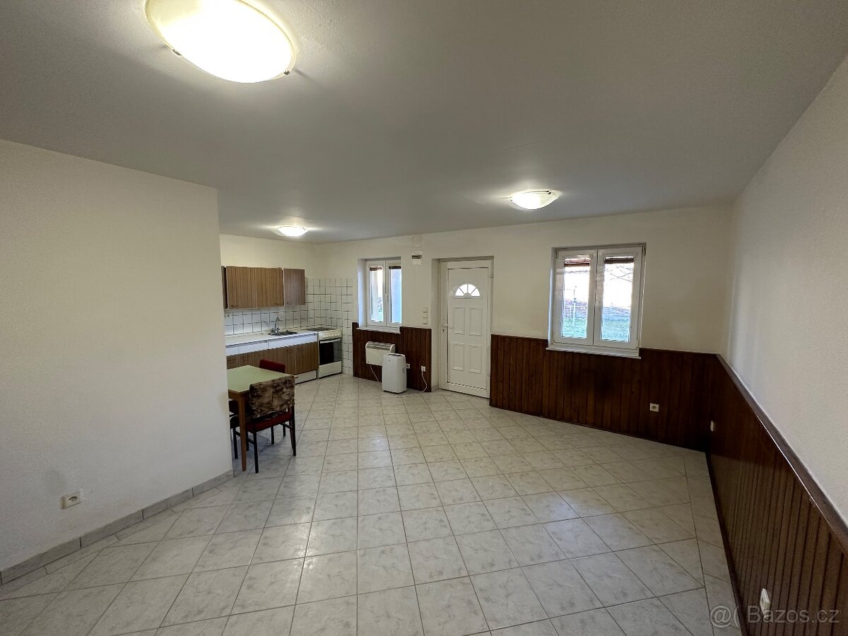 PRONÁJEM BYTU SE ZAHRADOU 1+KK, 35 m²
