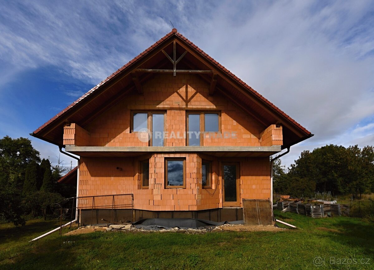 PRODEJ HRUBÉ STAVBY RODINNÉHO DOMU 281 M2, NA POZEMKU 534 M2