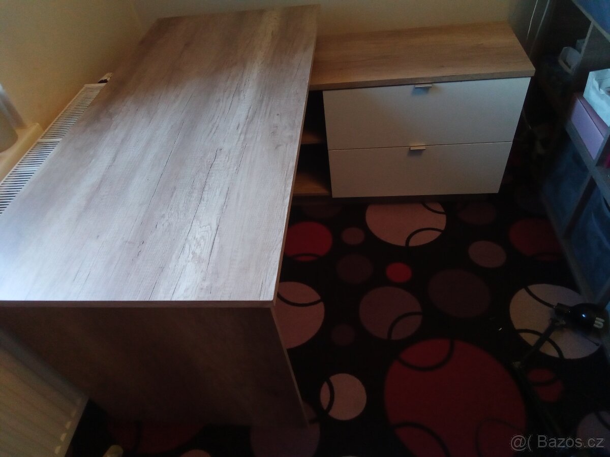 Pracovní stůl
