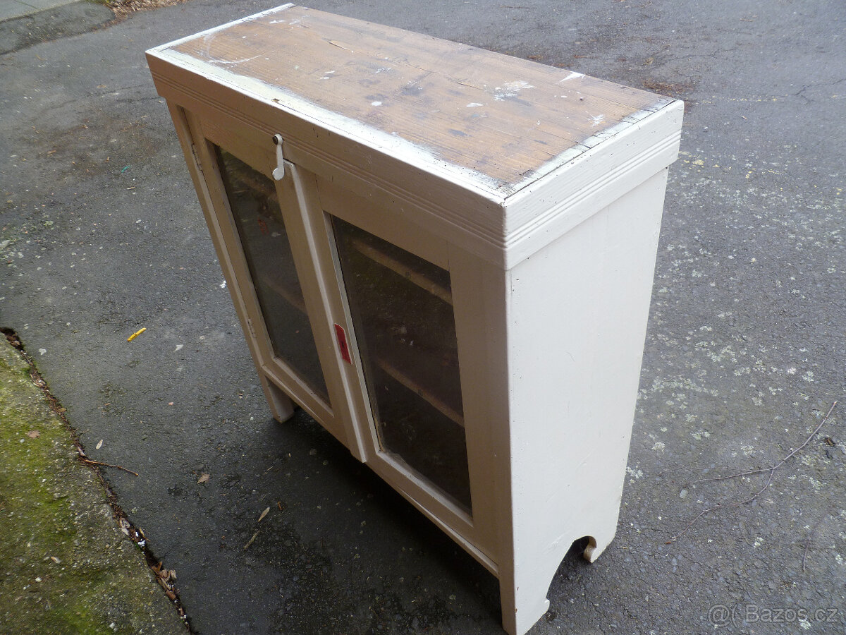 Retro skříňka se sklem