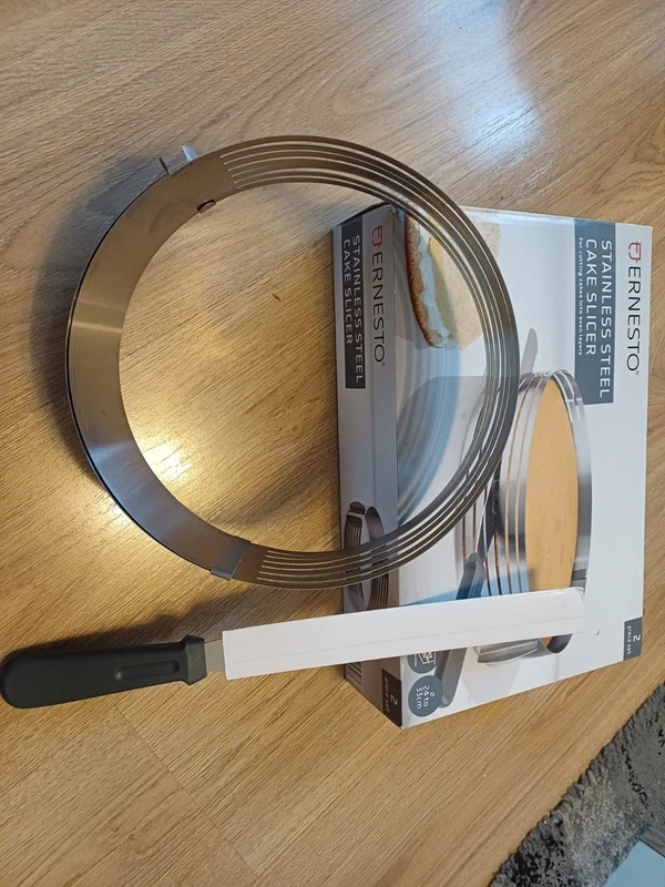 Regulovatelná obruč pro řezání těsta 24 - 33 cm + nůž