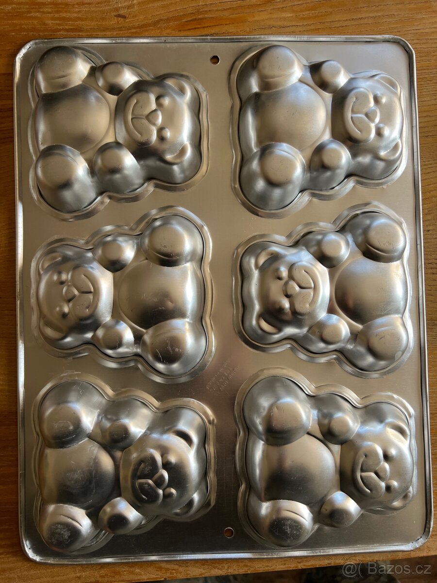Formy na pečení. Medvídci a stromky.