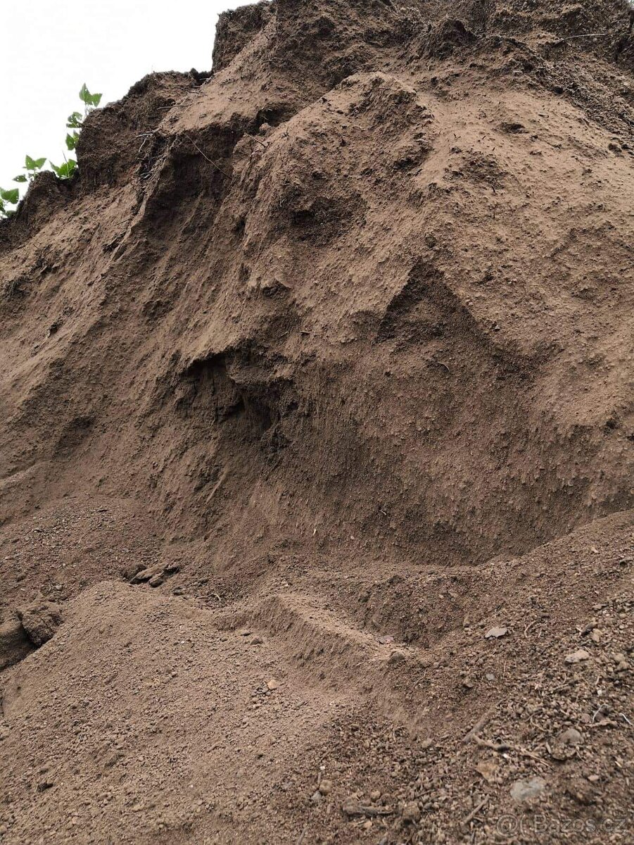 Zemina prosátá, tříděný a netříděný kompost.