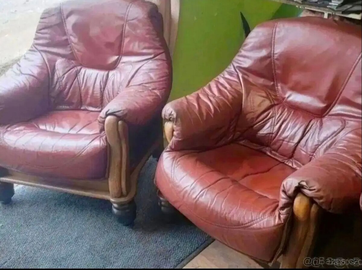 Rustikální křesla.