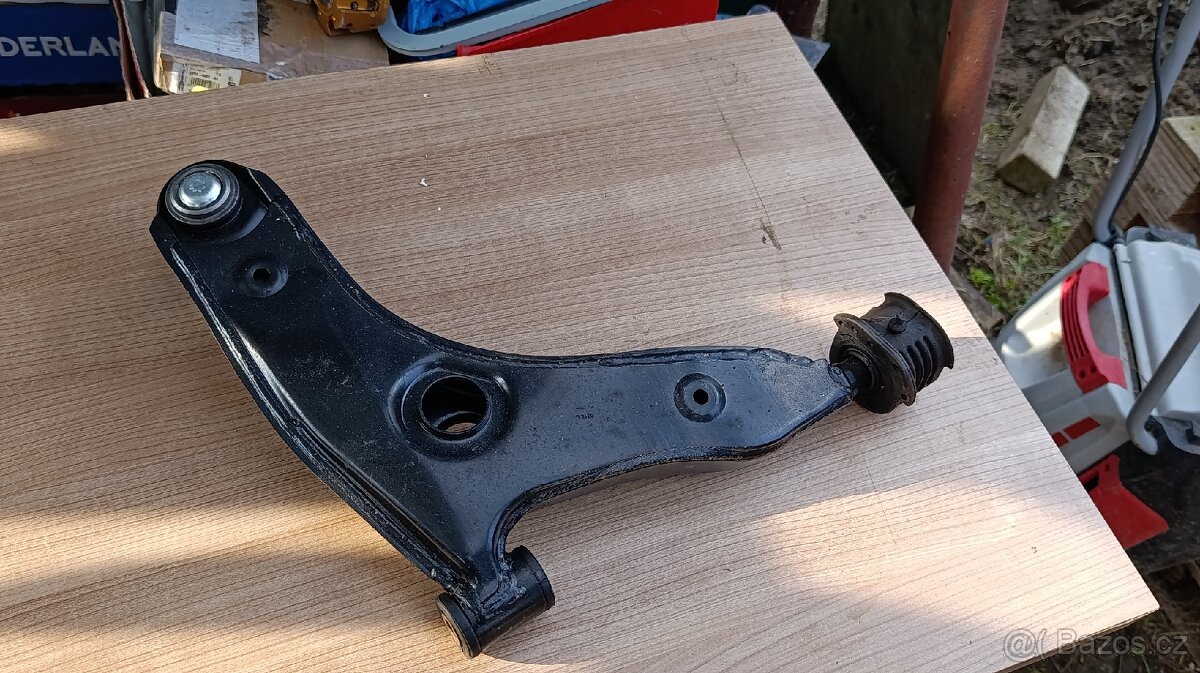 Přední rameno Moog Volvo V40 S40