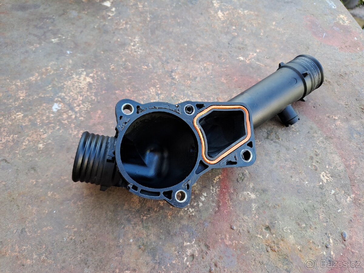 BMW E39 2.8i - příruba termostatu a vodní pumpa