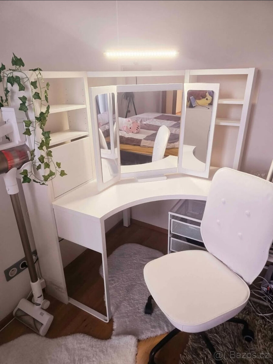 Toaletní stolek se zrcadlem, vanity table