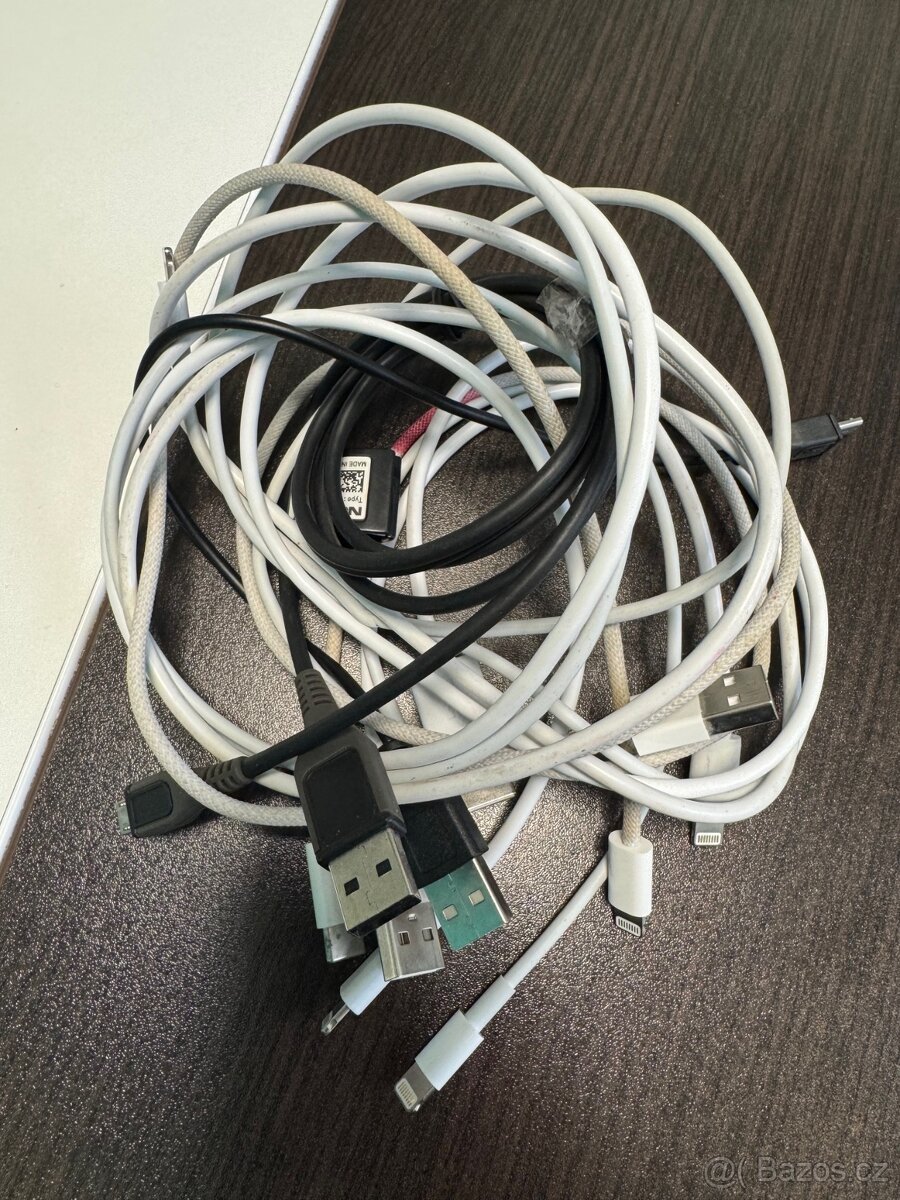 7x kabel USB-A, USB-C, Lightning, Micro USB