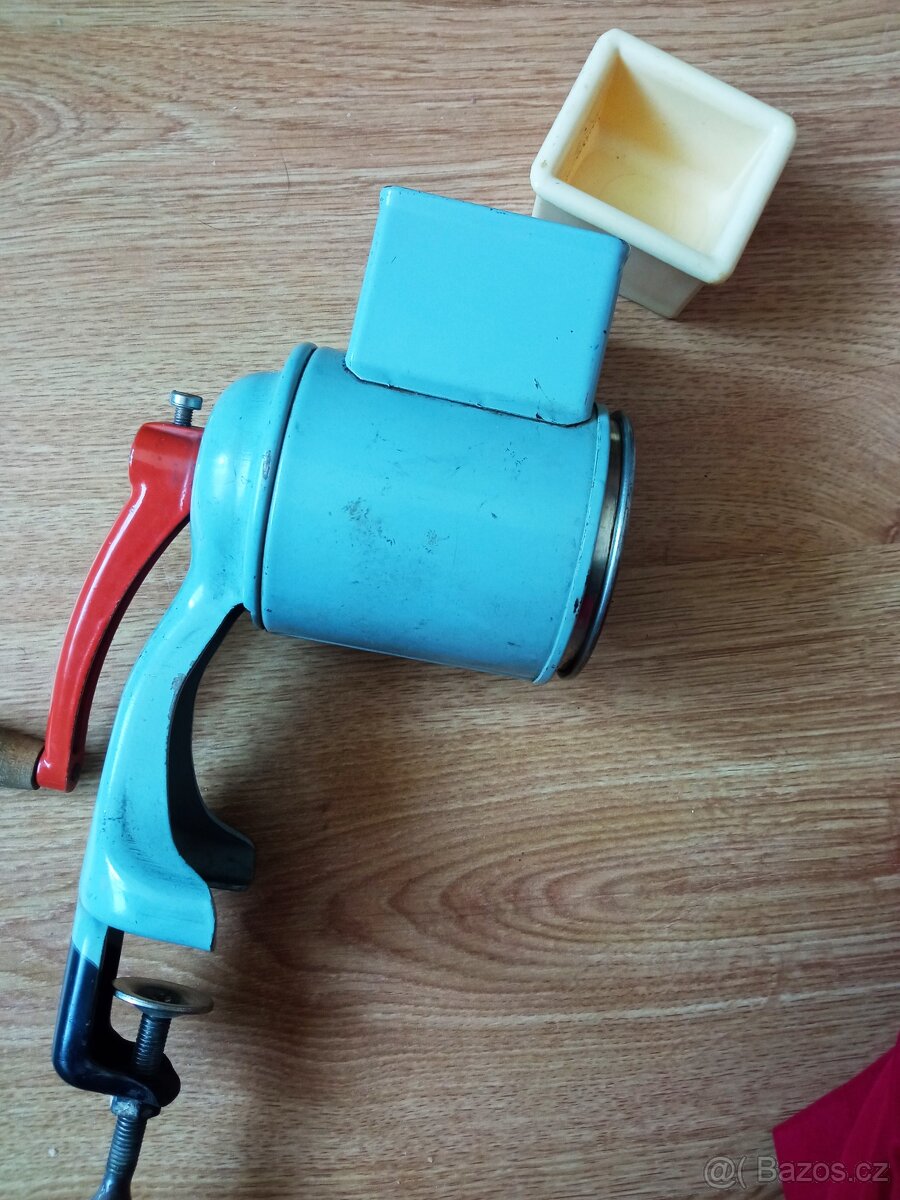 Retro mlýnek na strouhanku, ořechy