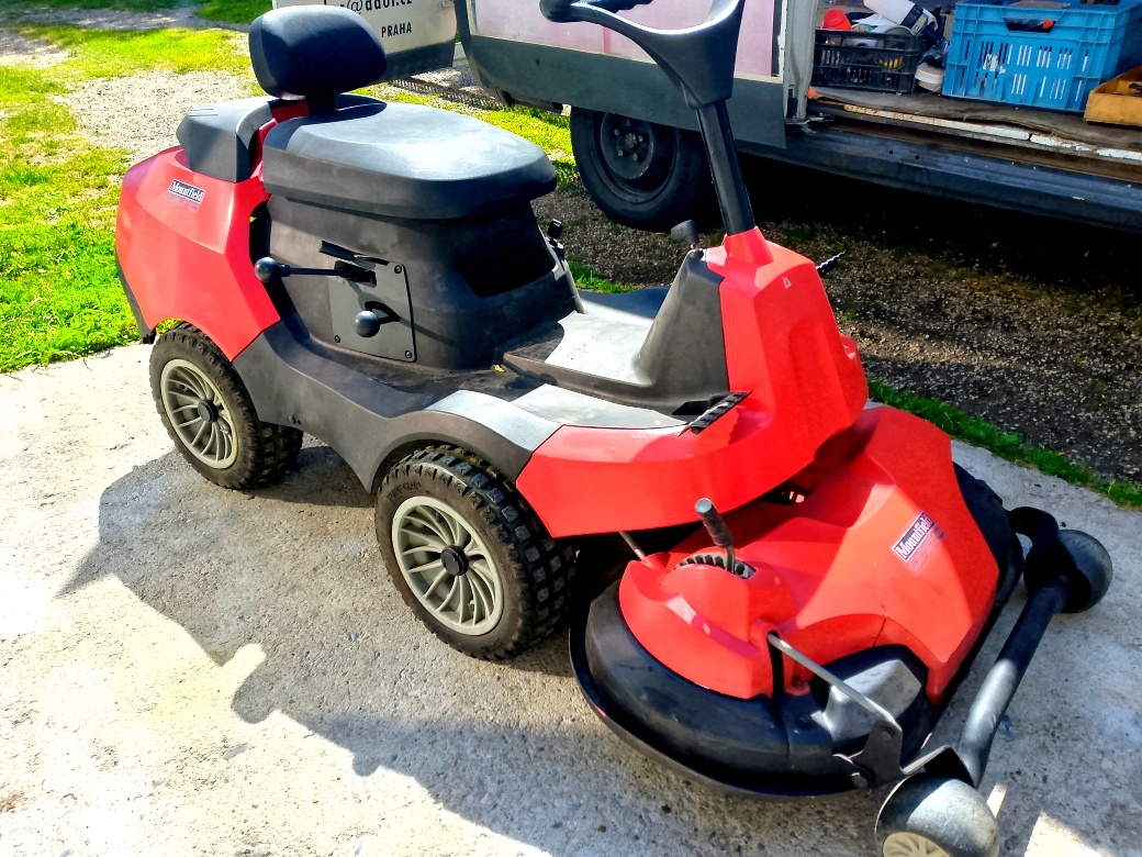 Zahradní traktor bez motoru doprava